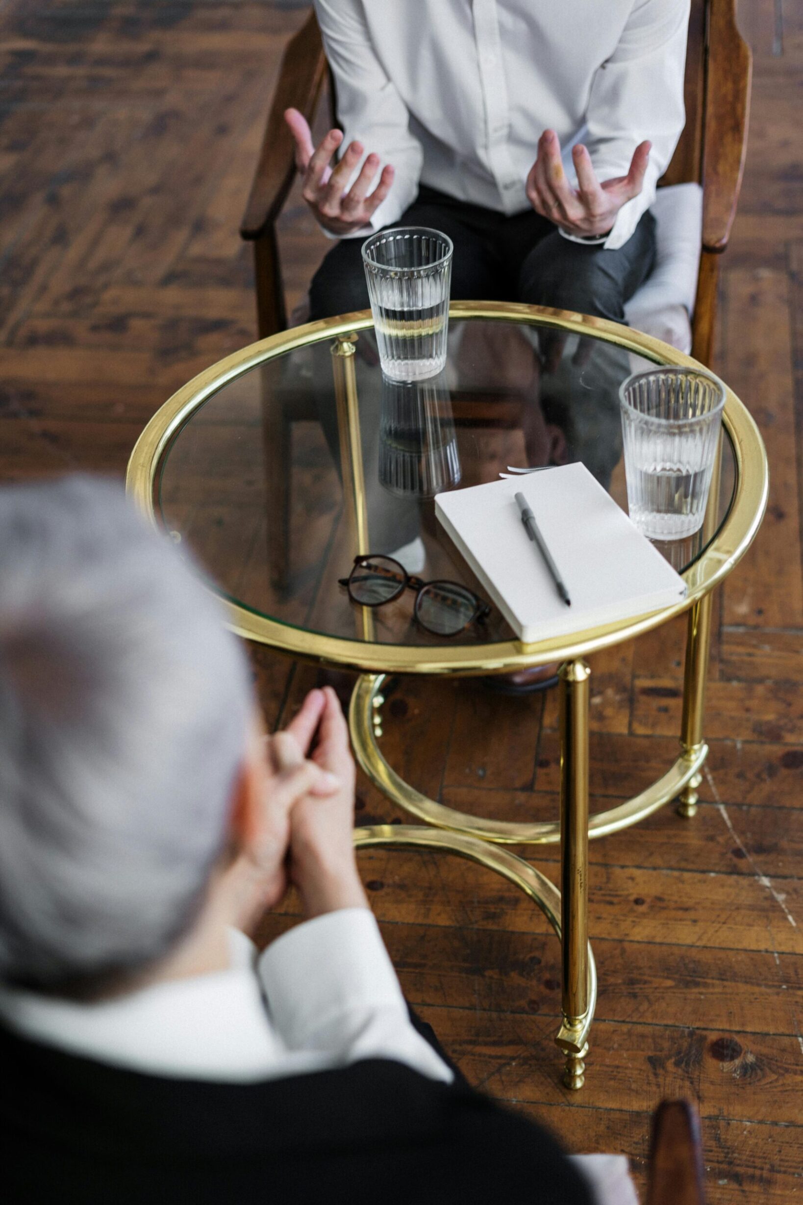 Sesión de coaching ejecutivo presencial con notas en mesa de trabajo